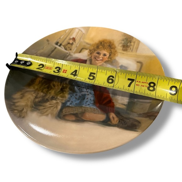 Vintage Edwin M. Knowles Collector Plate – “Annie and Sandy” (1983) - Picture 2 of 6